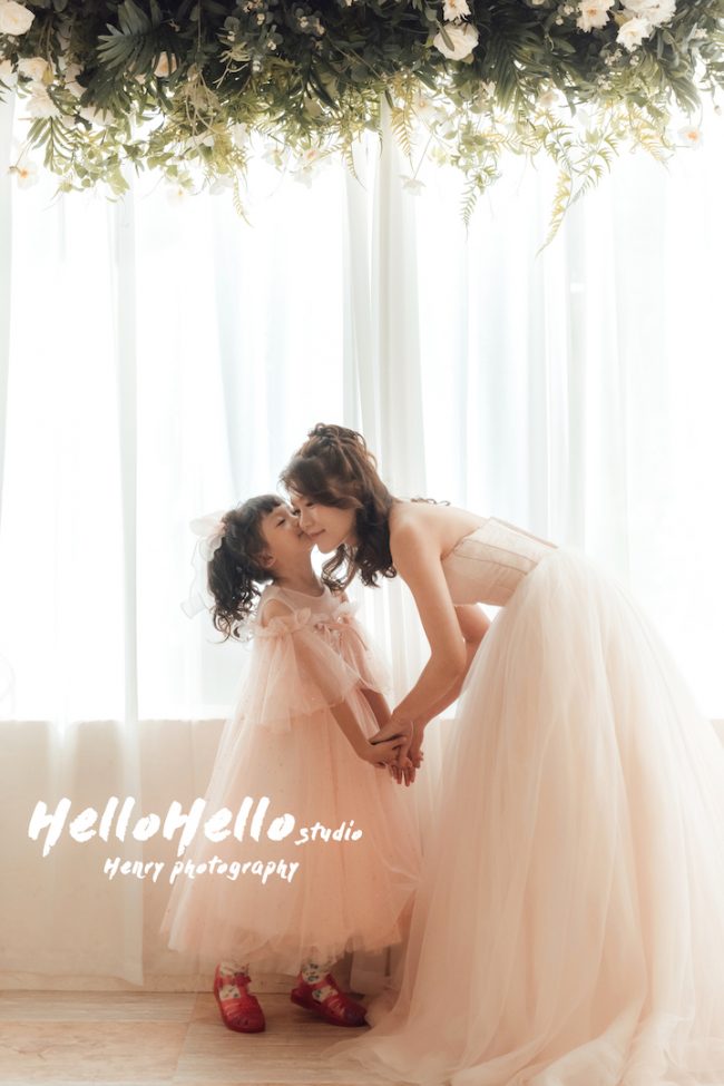 全家福, 暑期, 暑假, 自助婚紗, 母親節, 親子照, HelloHello 打招呼影像工作室, 台北婚攝, 台北新秘, 婚攝推薦, 新秘推薦, 台北婚紗, 婚紗禮服,禮服單租,婚紗,輕婚紗,白紗,大尺碼婚紗,手工婚紗,婚紗租借,租婚紗,婚紗款式,晚禮服,台北婚紗攝影,自助婚紗,手工婚紗,婚紗出租,禮服出租